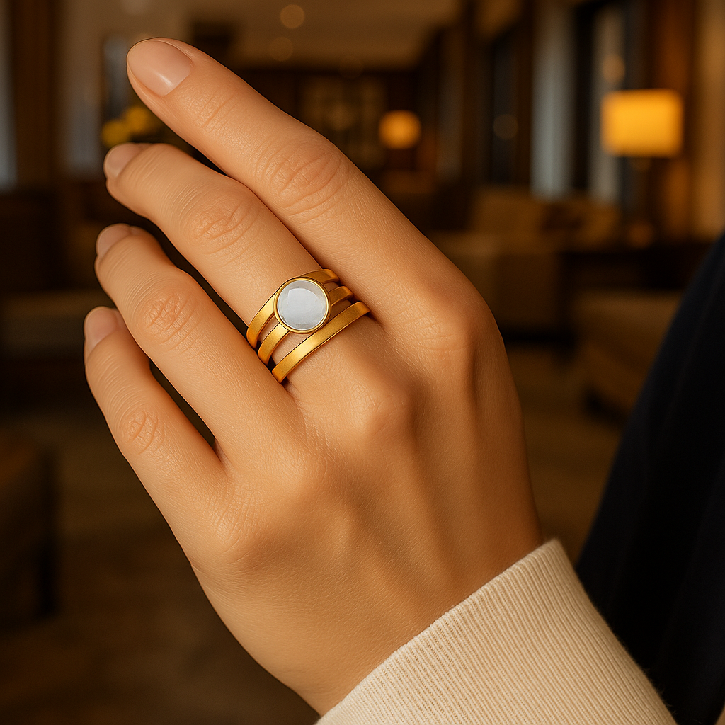 Bague Vintage en Or et en Pierre de Lune Incrustée