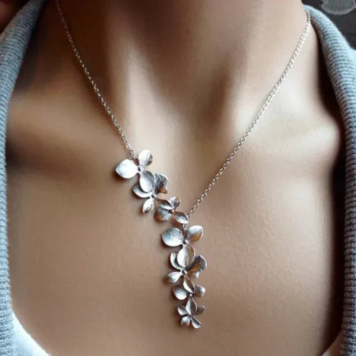 Collier avec pendentif en pétales argentés | Or blanc