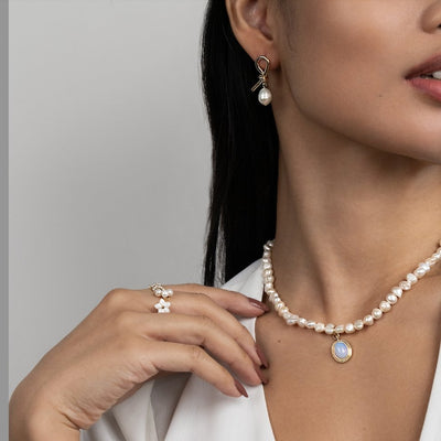Boucles d'oreilles en or noué et perles d'eau douce